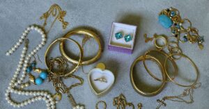 Vintage Gold Jewelry: Identifying and Assessing Its Worth